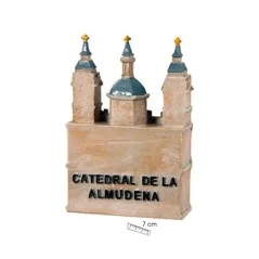 Virgen Almudena con Catedral 10 cm | Tienda Esotérica Changó