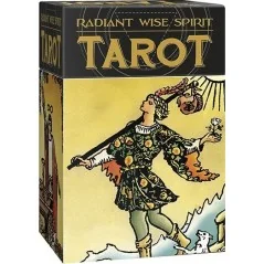 Tarot Radiant Wise Spirit | El Tarot Radiant Wise Spirit es una nueva edición de una de las barajas de tarot más populares del mundo. Conserva los trazos originales de 1909, pero con nuevos y ricos colores que ofrecen una experiencia de lectura de tarot más completa y precisa. Las cartas sin bordes permiten una inmersión total en ellas. Con 78 cartas que representan los arcanos mayores y menores del tarot, esta baraja es ideal para cualquier persona interesada en la lectura del tarot. Fácil de usar y de interpretar, es perfecta para principiantes y lectores experimentados que buscan conectarse con su intuición o ganar una perspectiva más profunda de la vida. | Tienda Esotérica Changó